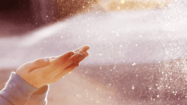 Có những cái khổ, nhẹ cười ắt sẽ bước qua, có những trái tim, sau tổn thương ắt sẽ kiên cường dũng mãnh. (Ảnh: Pinterest)
